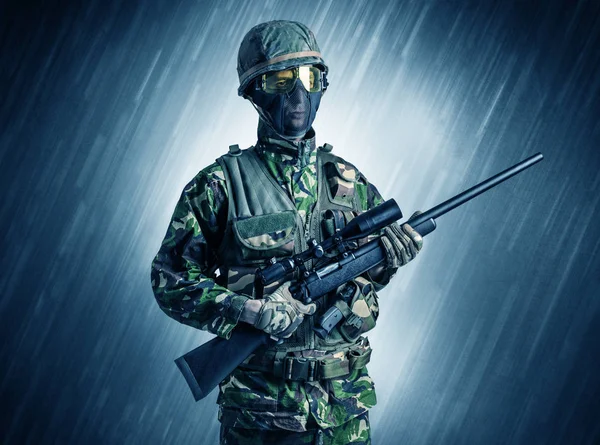Voják stojící v deštivém počasí — Stock fotografie