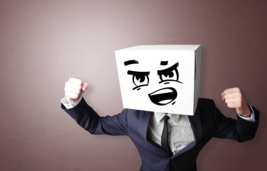 Adam karton kafa ile