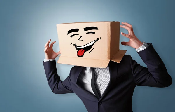 Мальчик с счастливым лицом из картонной коробки — стоковое фото