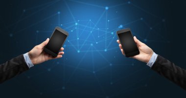 Akıllı telefonlar holding iki eller yakın çekim