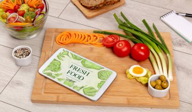 Masada taze yemek var.