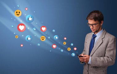 Sosyal medya kavramı ile telefon kullanan genç kişi