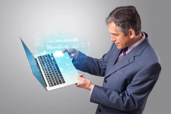 Man met laptop met cloud op basis van systeemconcept — Stockfoto