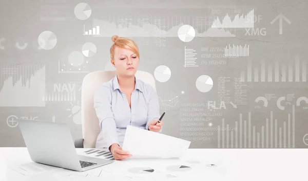 Geschäftsmann sitzt am Schreibtisch mit Berichtsanalyse-Konzept — Stockfoto