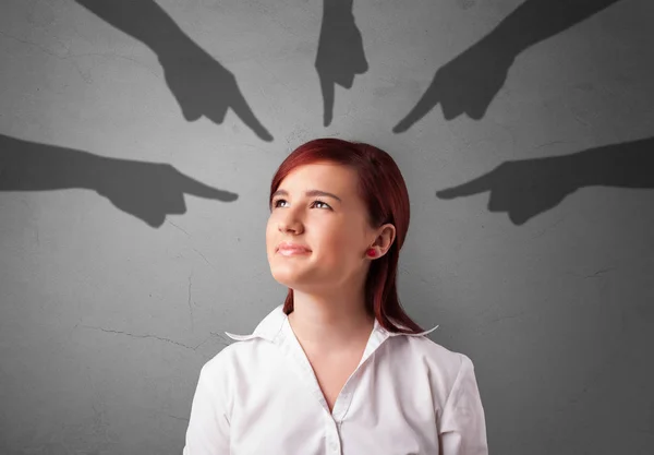 Estudiante con las manos apuntando concepto — Foto de Stock