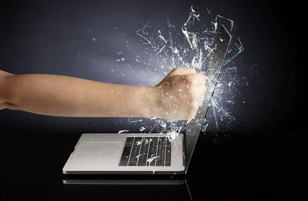 Hand raken laptop scherm scherm — Stockfoto