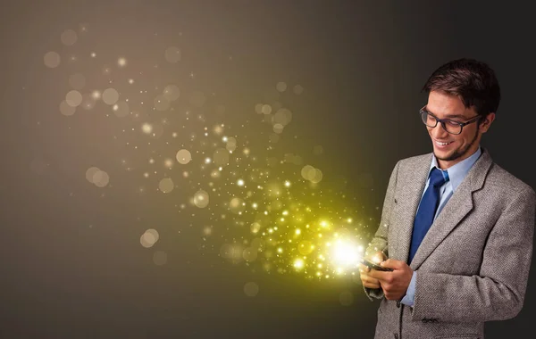 Använda telefonen med guld glittrande koncept — Stockfoto