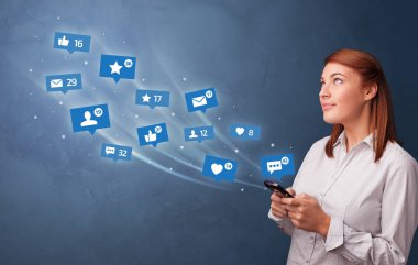 Sosyal medya kavramı ile telefon kullanan genç kişi