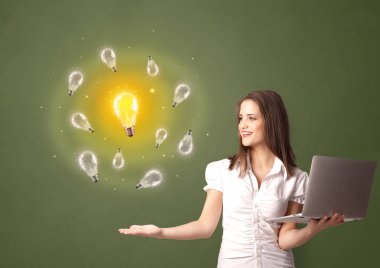 Genç gülümseyen kişi yeni fikir kavramı sunulması