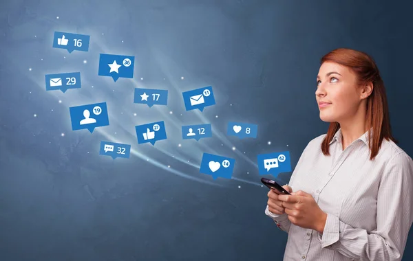 Jugendliche nutzen Telefon mit Social-Media-Konzept — Stockfoto