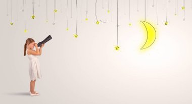 Küçük çocuk ampuller için spyglass üzerinden seyir