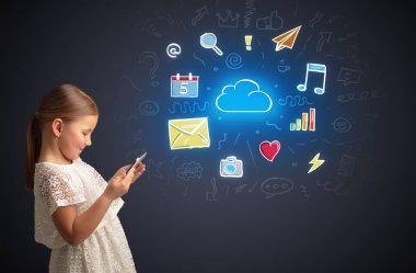 Kız holding tablet uygulamaları kavramı ile