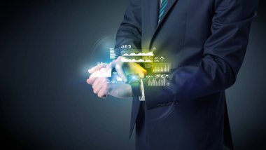 Smartwatch giyen işadamı.