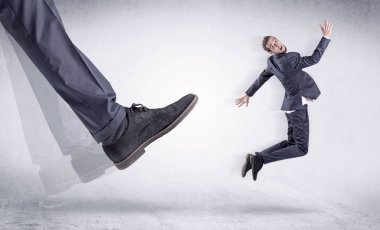 Siyah ayakkabı tekme küçük adam