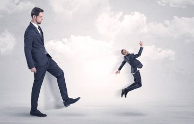 Büyük patron küçük çalışan tekme