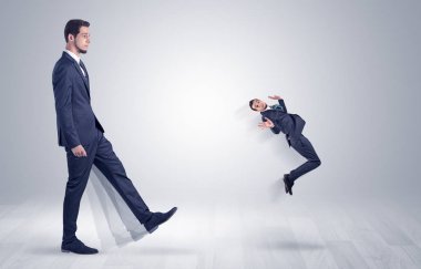 Dev işadamı küçük iş adamı tekme 