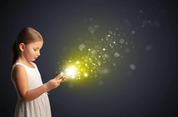 Pequeño niño jugando en la tableta brillante — Foto de Stock