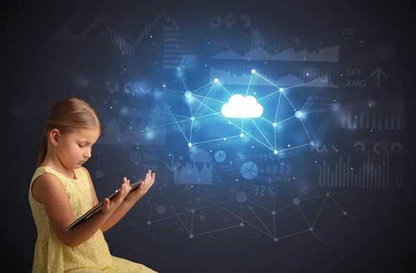 Chica sosteniendo tableta con concepto de tecnología en la nube — Foto de Stock