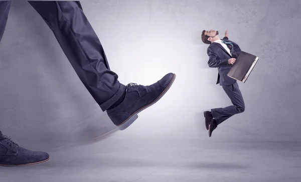 Patadas en los pies, hombre de negocios volando — Foto de Stock