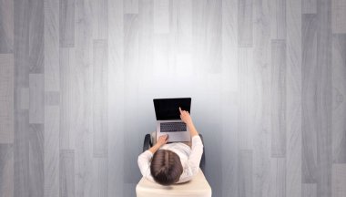 Boş bir ofiste sandalyede oturan kadın