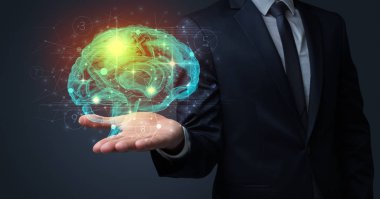 İnsan beyni elinde tutan adam