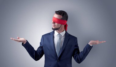 Kapalı göz işadamı bir duvarın önünde