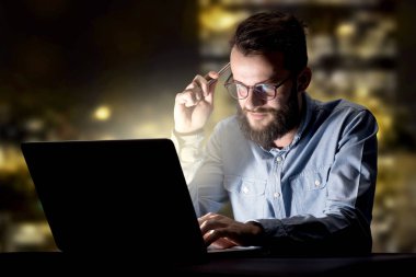 İşadamı gece ofiste