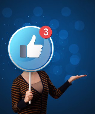 Facebook üye tutan kadın 