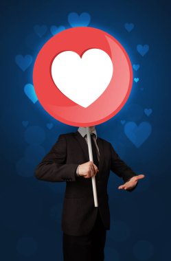 Kalp işareti tutan işadamı 