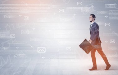 İşadamı ile posta kavramı yürüyüş