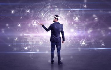 Bağlantı denetimi vj gözlüklü işadamı