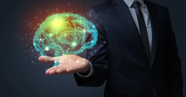 Man met menselijk brein op zijn hand — Stockfoto