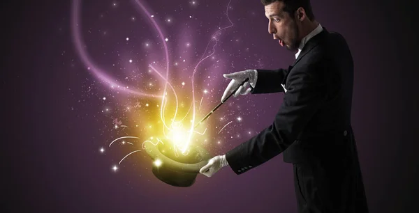 Mão mágica conjurar milagre do cilindro — Fotografia de Stock