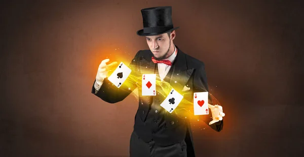 Illusionniste faisant astuce avec des cartes à jouer magiques — Photo