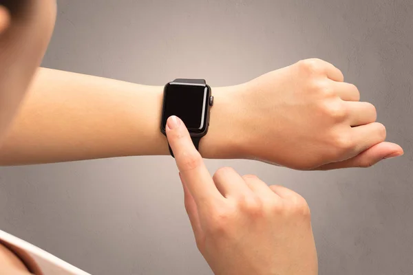 Mano con smartwatch — Foto Stock