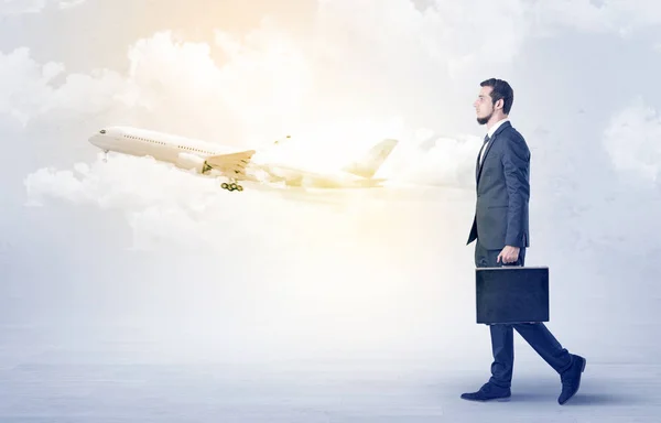 Empresário vai a algum lugar com avião — Fotografia de Stock