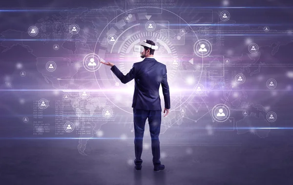 Bağlantı denetimi vj gözlüklü işadamı