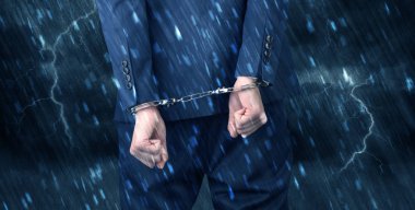 Yakın kelepçeli adam ile fırtınalı duvar kağıdı