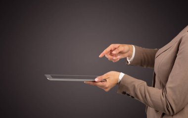 Mockup el holding tablet