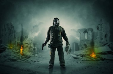 Gaz maskesi ve silah gelen felaket erkekler sonra