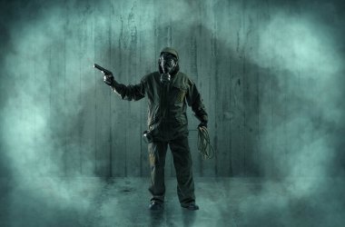 Korkunç adam ahşap bir gecekondu maske ile