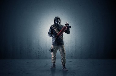 Ajan silah ile karanlık bir alanda