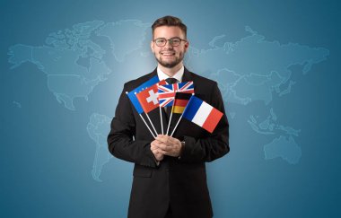 Adam bayrağı ve harita arka plan ile ayakta