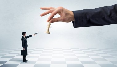 Büyük bir el üzerinde büyük Satrançtaşı karşı mücadele işadamı