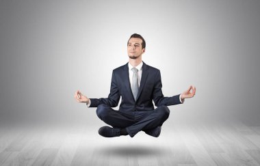 İşadamı bir boşluk kavramı içinde meditasyon