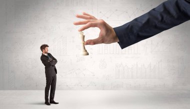 İşadamı grafikler arka plan ile bir satranç oyununda sonraki adım yapmak korkuyor