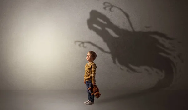 子供の背後にある恐ろしい幽霊の影 — ストック写真