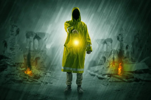 Человек с сияющим фонарем на месте катастрофы — стоковое фото