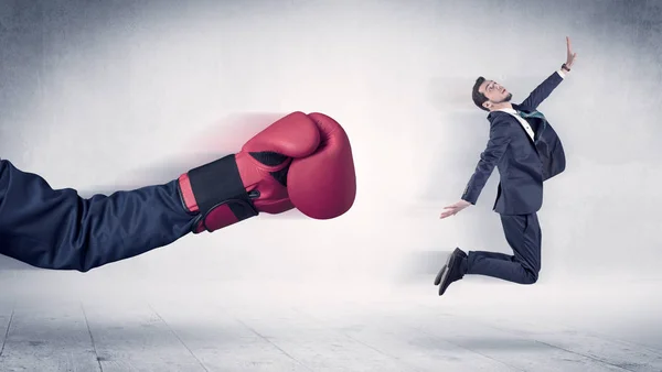 Огромные боксерские перчатки бьют бизнес-концепцию — стоковое фото