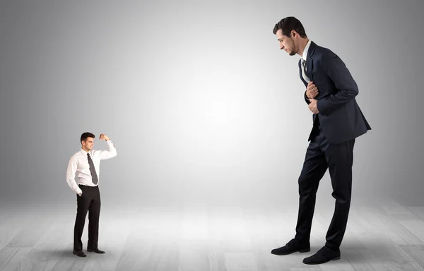 Hombre de negocios gigante asustado de hombre de negocios pequeño —  Fotos de Stock